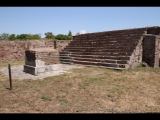 02445 ostia - regio v - insula xi - tempio collegiale (v,xi,1) - altar - treppen - podium - 06-2022.jpg